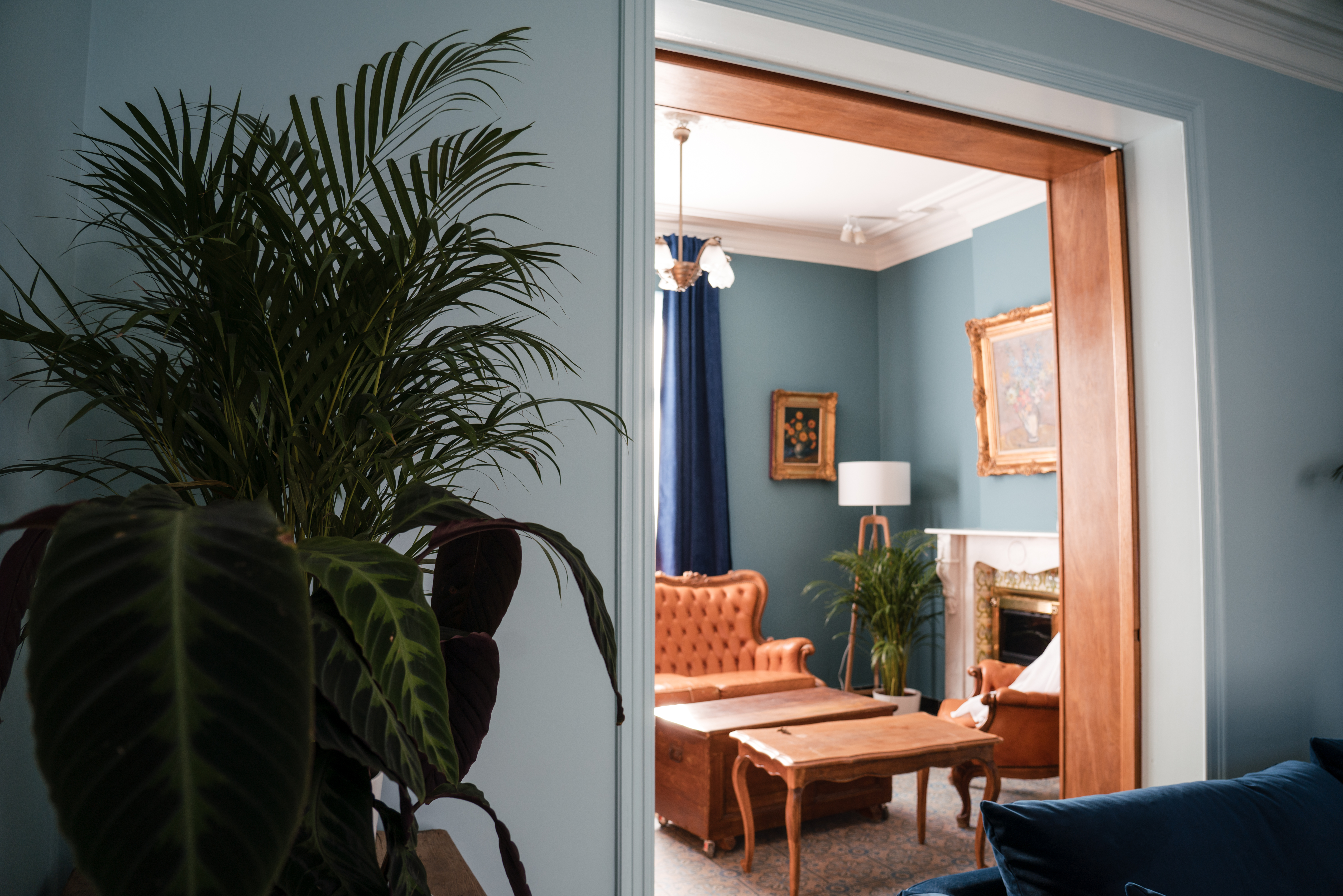 Lichte woonkamer met grote ramen
